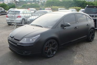 citroen-c4-rebaixado-preto-fosco-adesivado