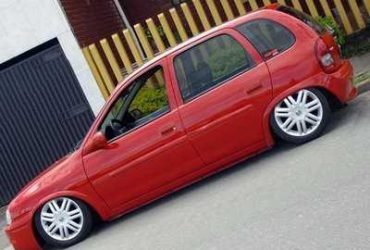 corsa-vermelho-socado