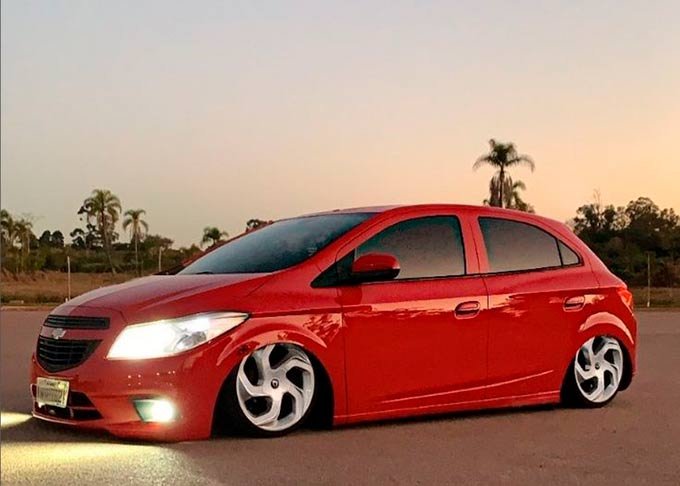 Chevrolet-Onix-rebaixado-vermelho
