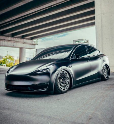 Tesla Model Y rebaixado preto - Only Cars