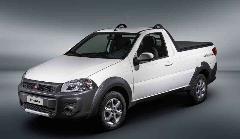 Fiat Strada 2ª geração Freedom branca cabine simples, com visual robusto e frente atualizada.