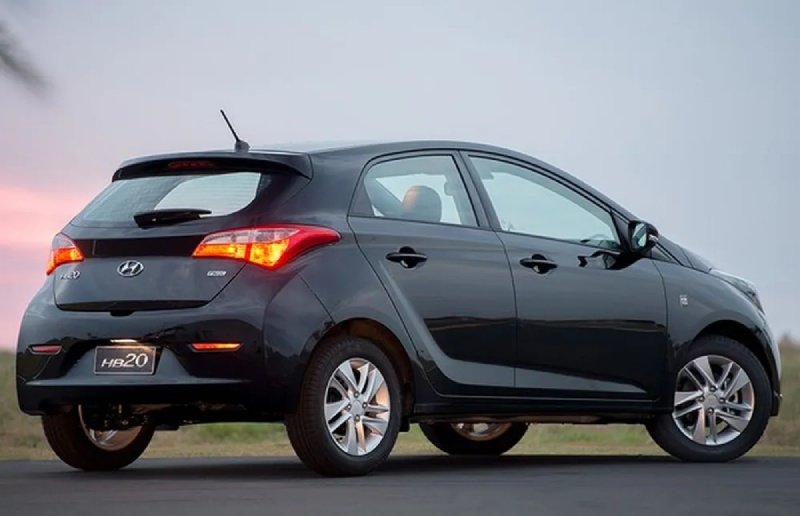 Hyundai HB20 preto 2014 visto de traseira, modelo da geração antiga antes do facelift.