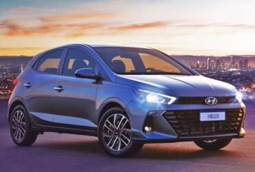 Hyundai HB20 azul 2023 com visual moderno, faróis em LED e frente renovada.