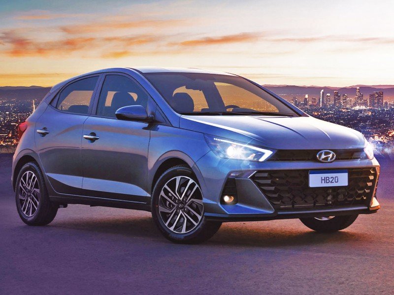 Hyundai HB20 azul 2023 com visual moderno, faróis em LED e frente renovada.