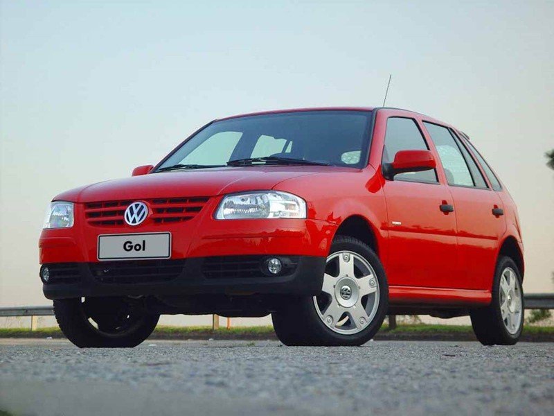 Volkswagen Gol G4 2006 vermelho, modelo de entrada com rodas aro 14 originais.
