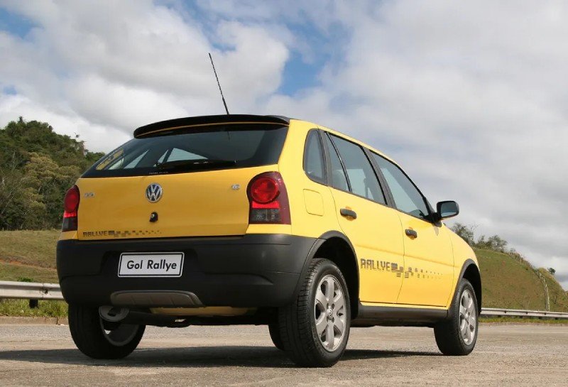 Volkswagen Gol G4 Rallye amarelo visto de traseira, versão com visual esportivo.