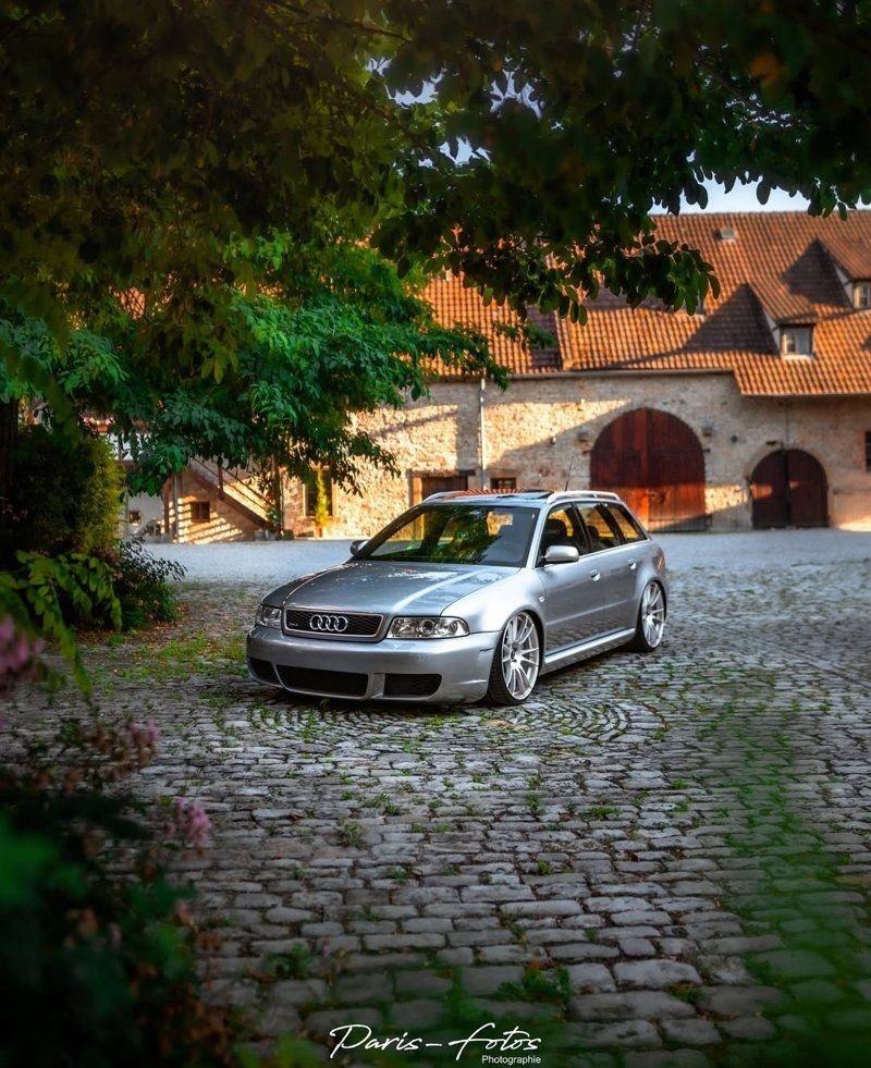 Audi RS4 B5 rebaixado estacionado em vila europeia