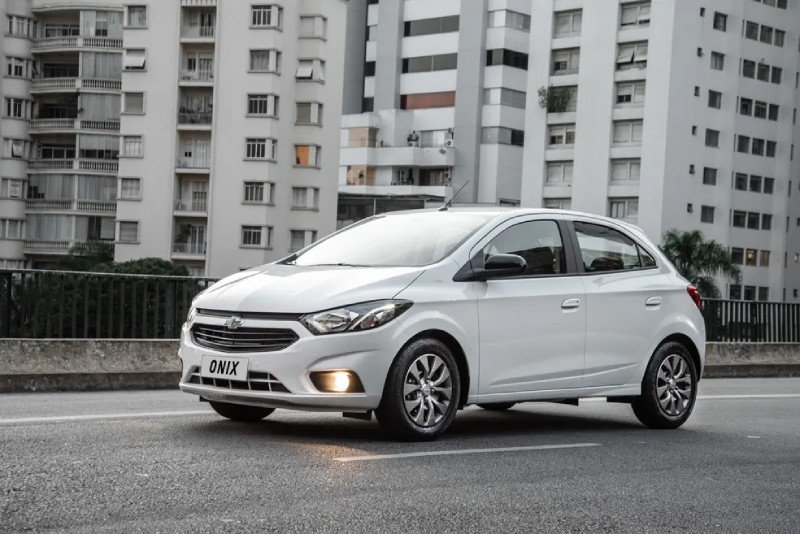 Chevrolet Onix branco 2025 com excelente custo-benefício