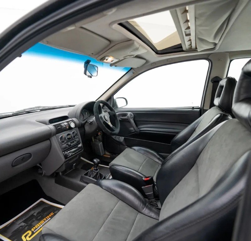 Interior do Corsa GSi com teto solar