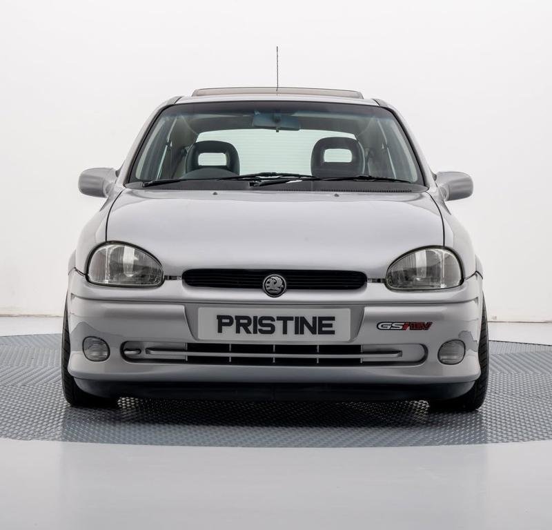 Corsa GSi preparado visto de frente