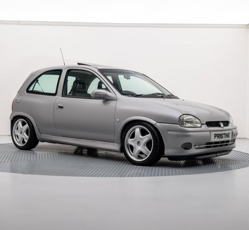 Lateral do Corsa GSi com rodas aro 16