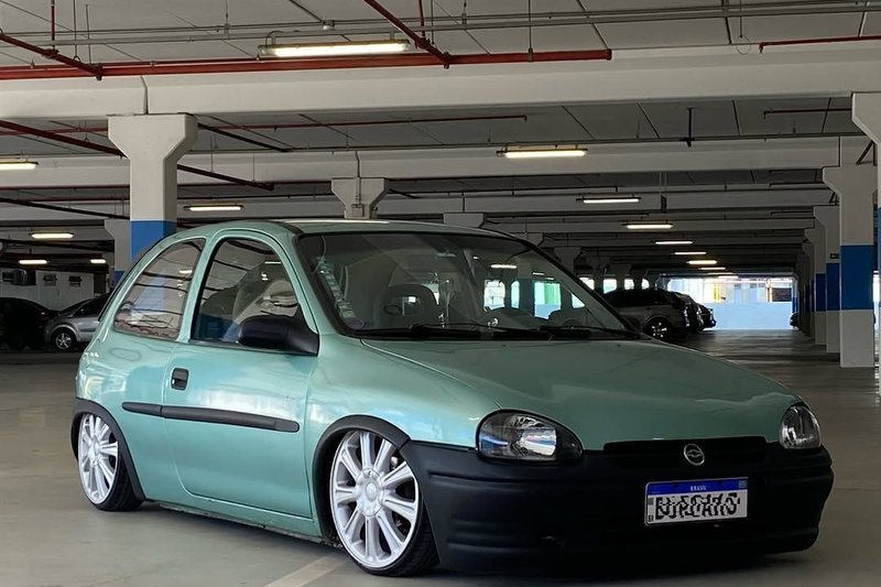 Corsa rebaixado verde com rodas aro 17 do projeto @vidabaixa_