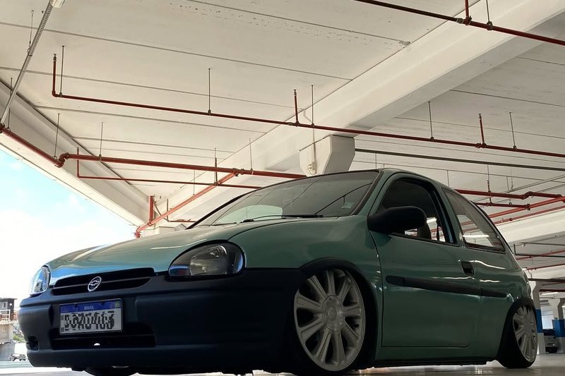 Frente do Corsa rebaixado com rodas grandes