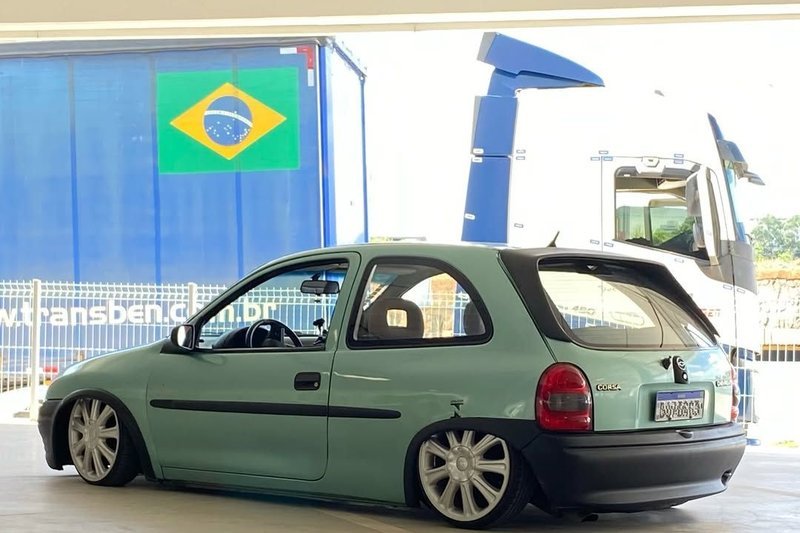 Traseira do Corsa verde rebaixado com rodas tala 6