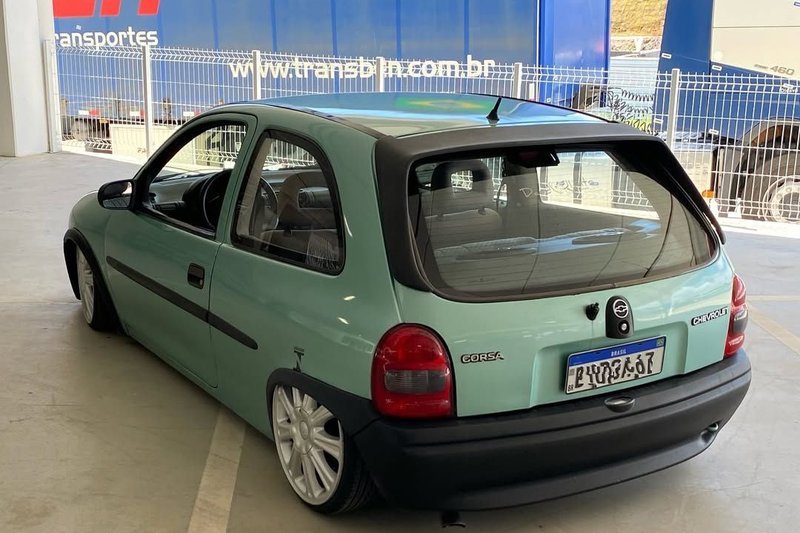 Corsa hatch rebaixado visto de cima e traseira