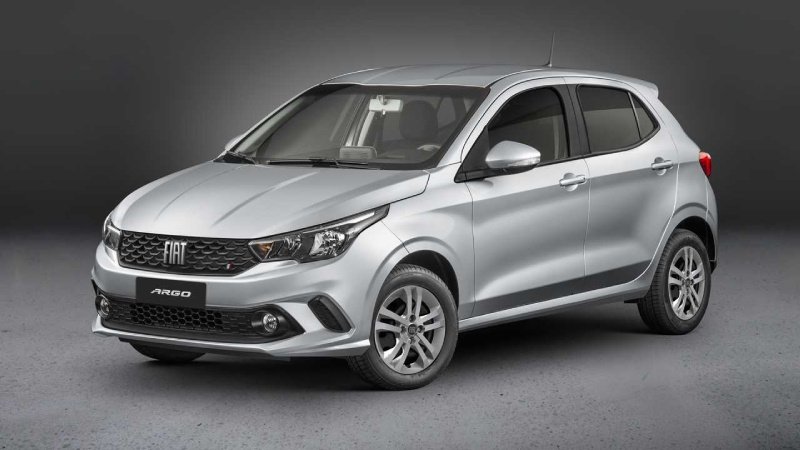 Fiat Argo 2025 cinza visto lateralmente ideal para iniciantes