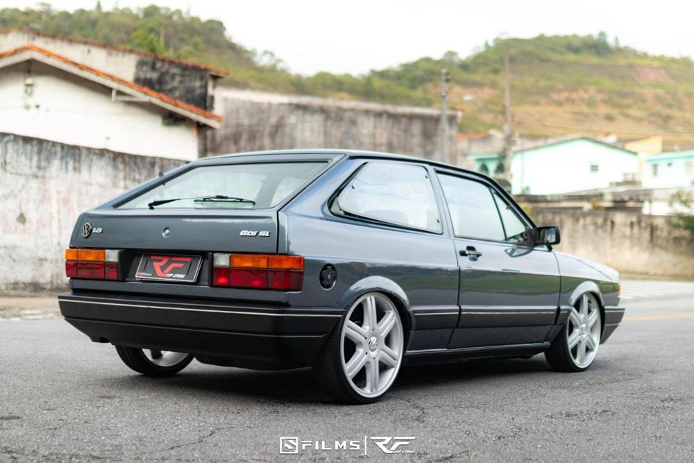 Vista frontal do Gol GL com rodas esportivas