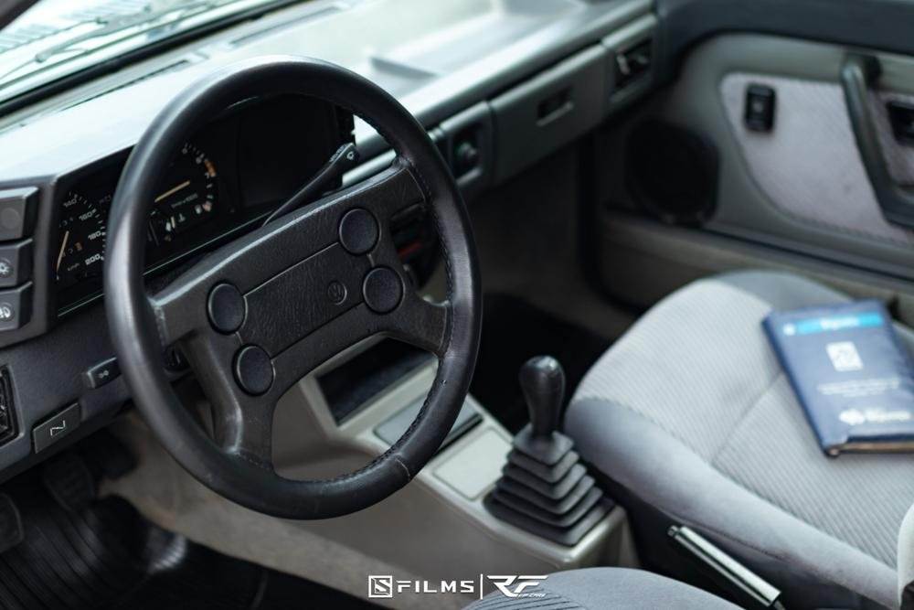 Interior do Gol GL com volante original e painel analógico