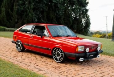 VW Gol GT 1986 vermelho rebaixado com rodas Snowflakes aro 17