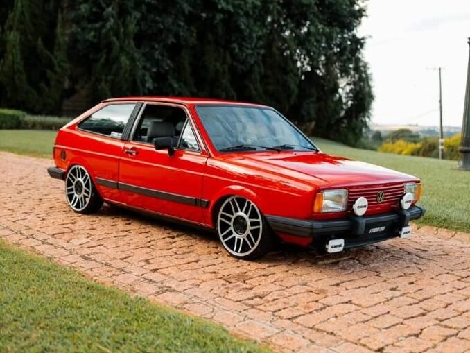 VW Gol GT 1986 vermelho rebaixado com rodas Snowflakes aro 17