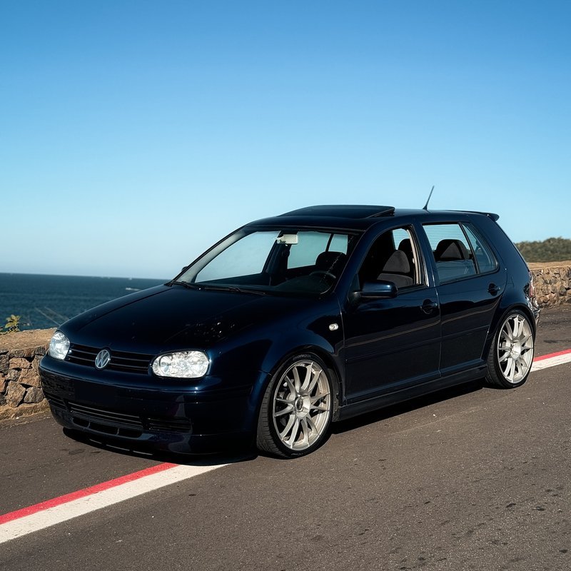 Golf MK4 com turbo e rodas OZ Racing em estrada