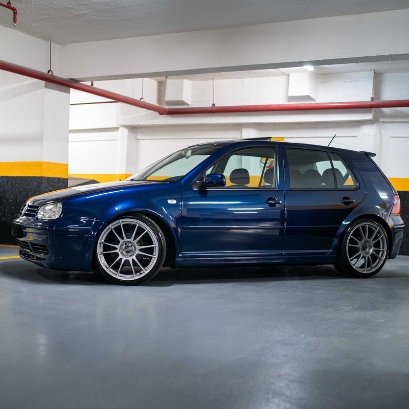 Golf MK4 rebaixado visto de lado mostrando a suspensão