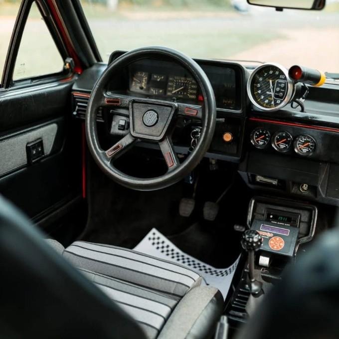 Interior do Gol GT 1986 com volante original e instrumentos esportivos