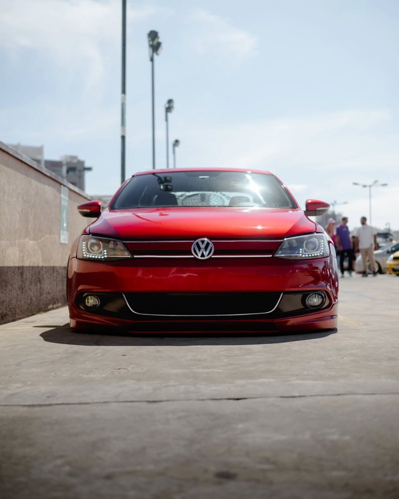 Dianteira do Jetta 2011 com rodas Rodera TE37