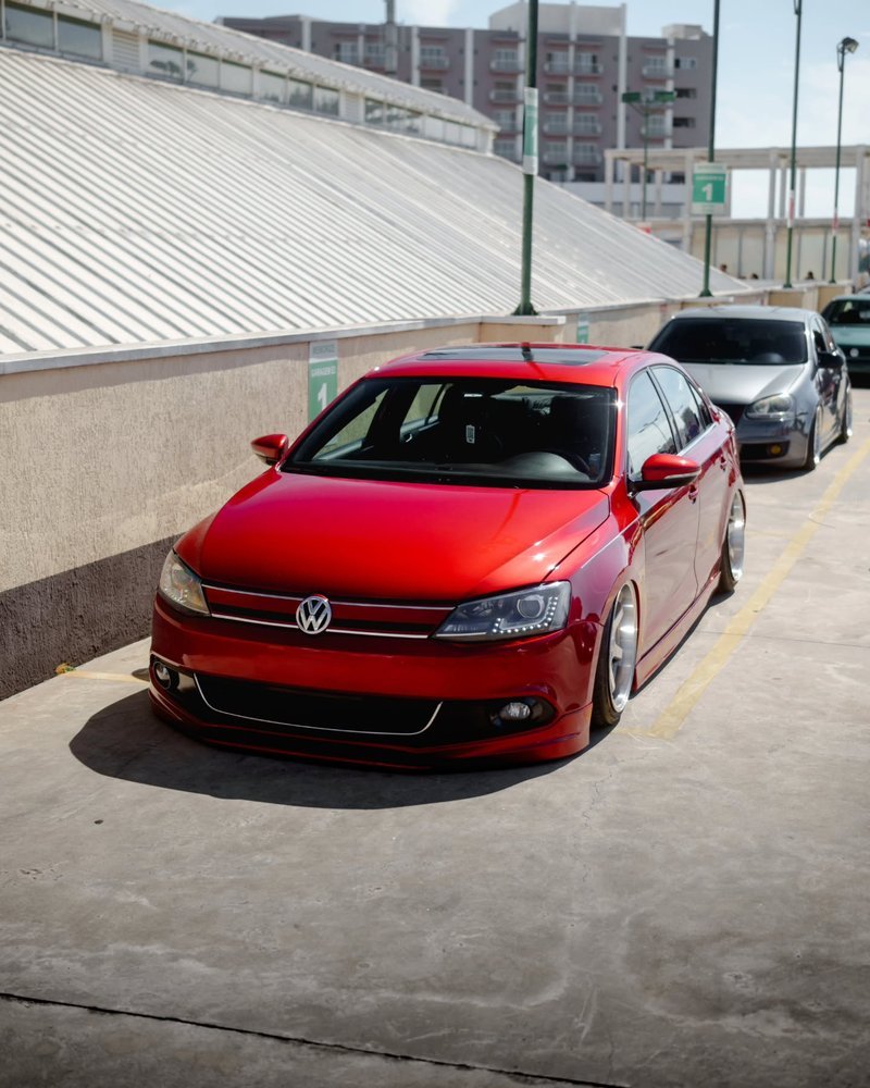 Frente do Jetta 2011 vermelho com suspensão baixa