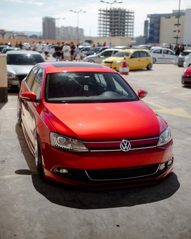Jetta Vermelho Sunset com suspensão a ar vista lateral