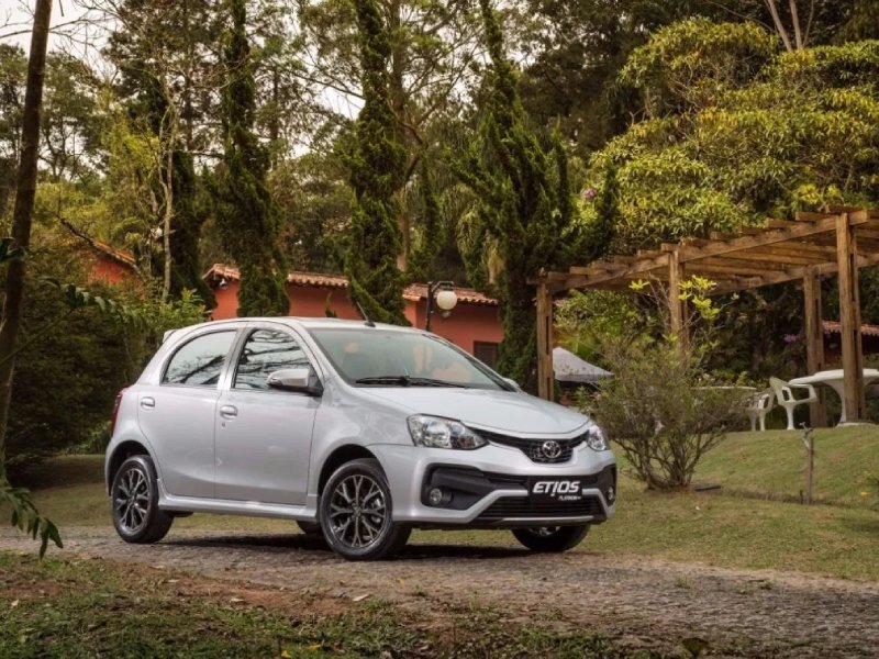Toyota Etios usado prata com ótimo custo-benefício