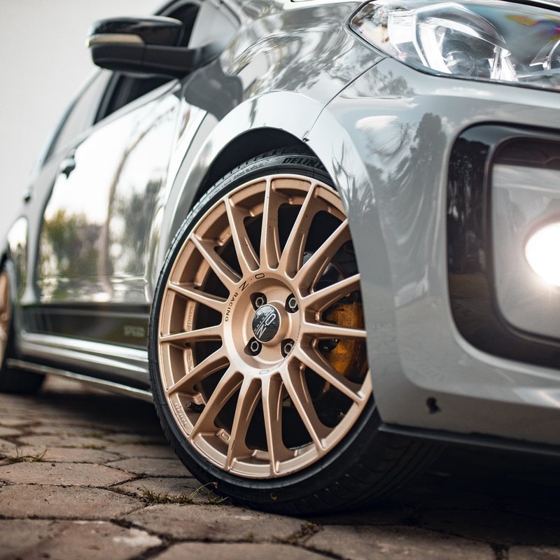 Detalhe das rodas OZ Racing douradas no VW Up