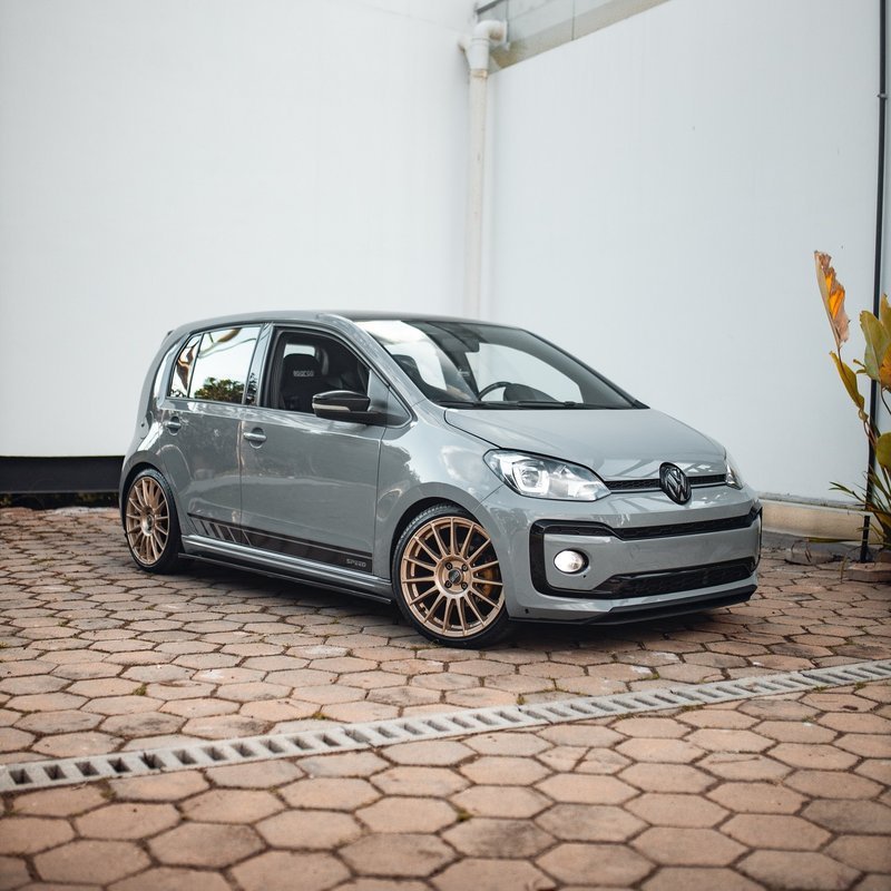 Painel do VW Up com volante esportivo e acabamento em fibra de carbono