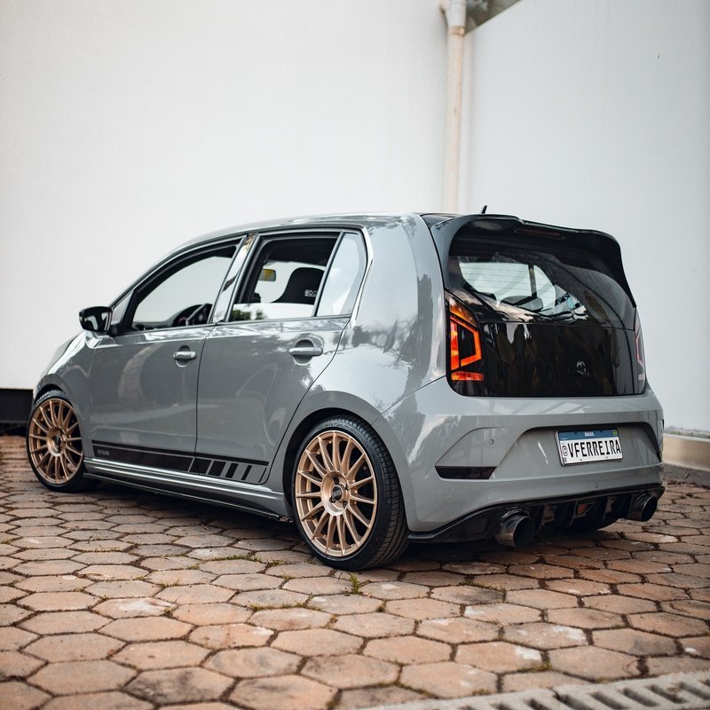VW Up rebaixado com rodas OZ Racing visto de trás