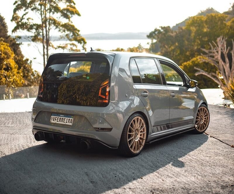 vw-up-rebaixado-nardo-grey-completo-traseira
