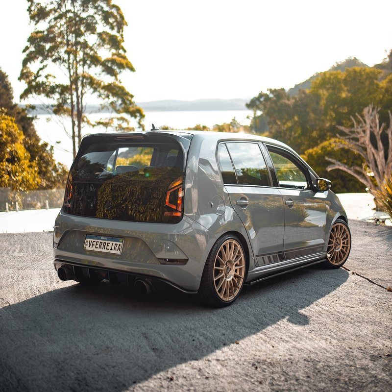 VW Up rebaixado Nardo Grey com rodas OZ Racing visto de frente