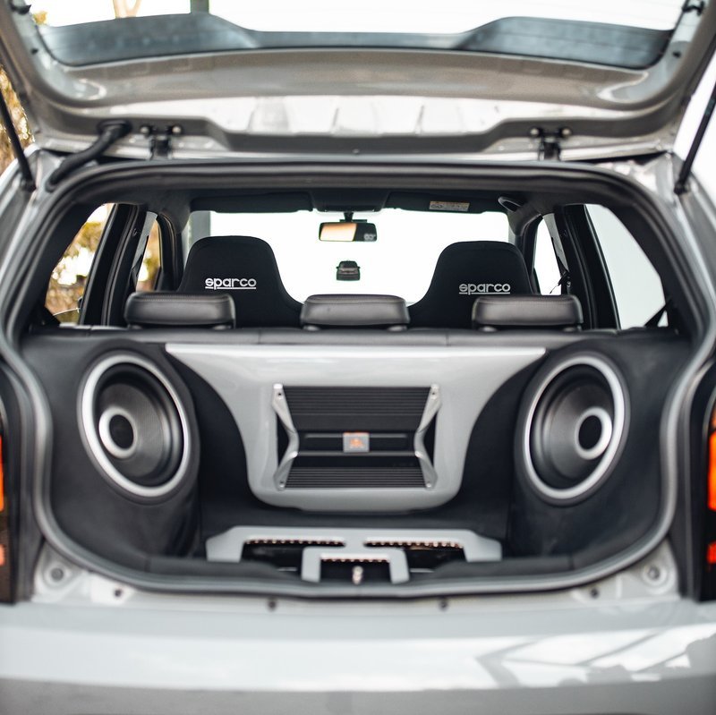 Som automotivo JBL com dois subwoofers no porta-malas do VW Up