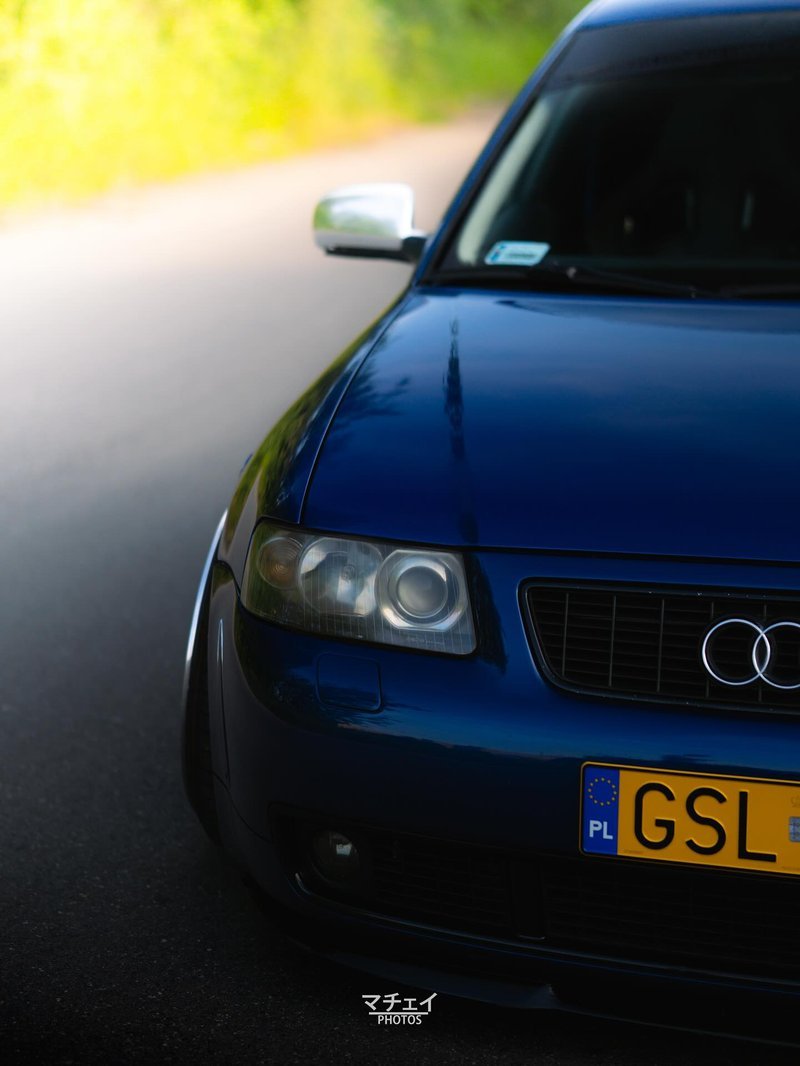 Frente do Audi A3 azul rebaixado com detalhes refinados