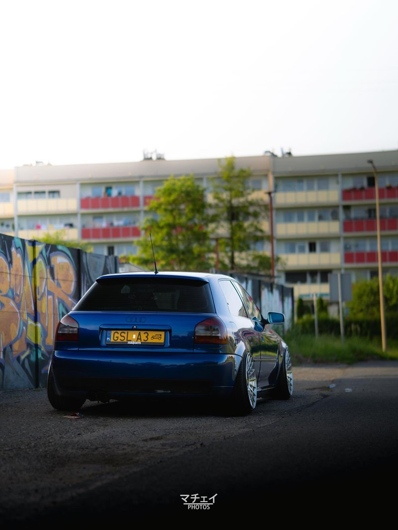 Traseira do Audi A3 azul com suspensão a ar