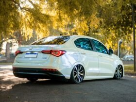 Fiat Cronos rebaixado branco, equipado com suspensão a ar