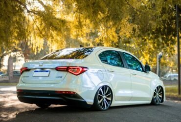 Fiat Cronos rebaixado branco, equipado com suspensão a ar