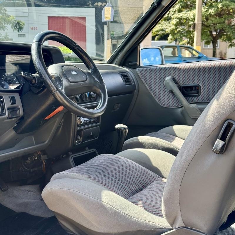 Interior do Escort XR3 1990 com volante original e painel preservado