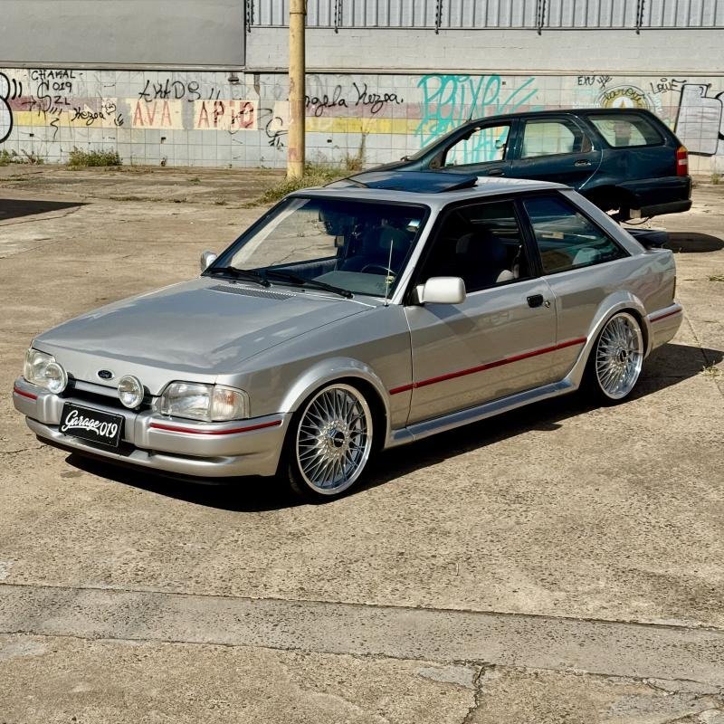 Ford Escort XR3 1990 visto por completo com rodas esportivas