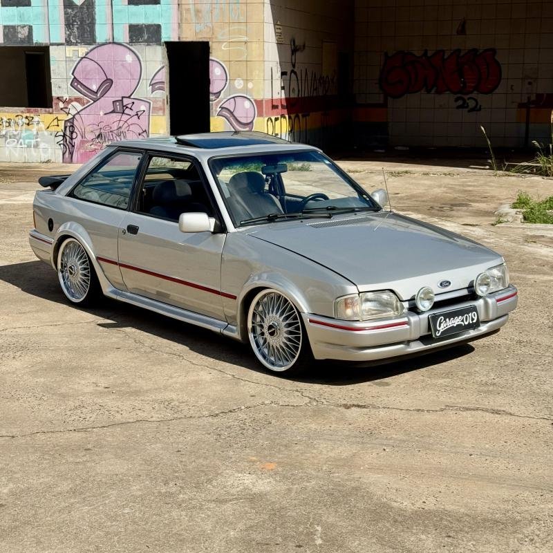 Escort XR3 1990 rebaixado visto de frente e lateral