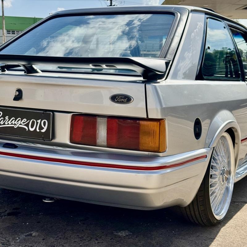 Detalhe das lanternas do Escort XR3 1990 e logo Ford