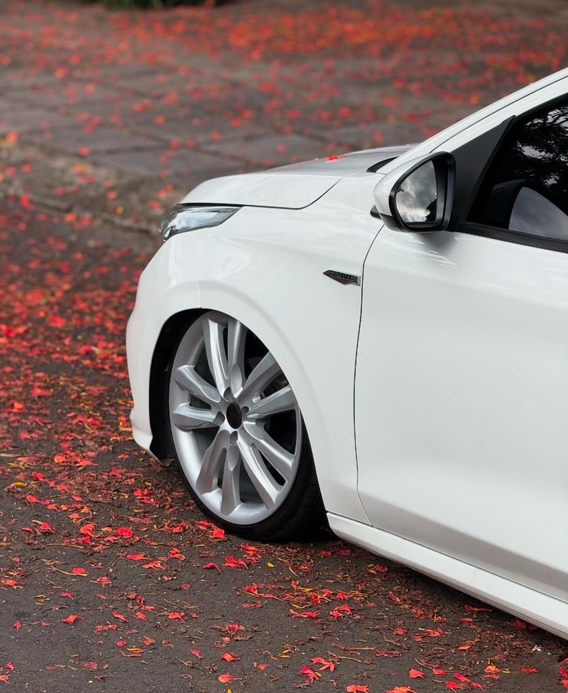 Detalhe da roda Zunky modelo IX aro 18 no Fiat Argo branco rebaixado