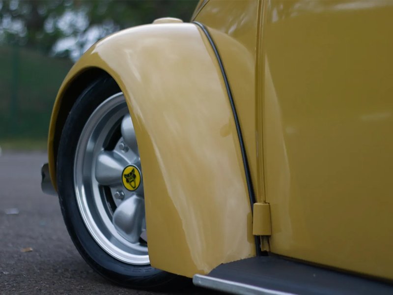 Detalhe da roda aro 15 Fittipaldi no Fusca 1972 rebaixado