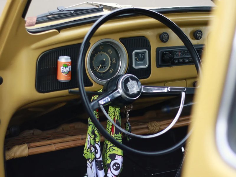 Interior do Fusca 1972 com volante cálice e painel original