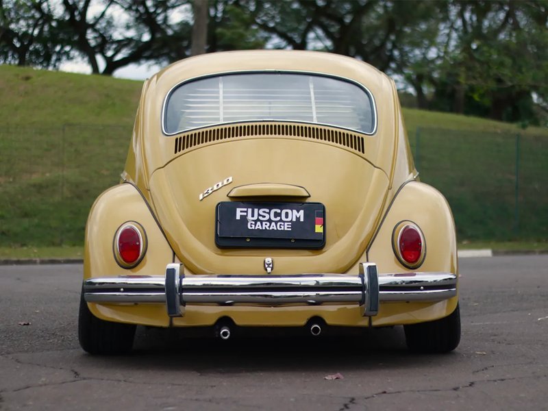 Fusca 1972 traseira alinhada com placa Fuscom Garage