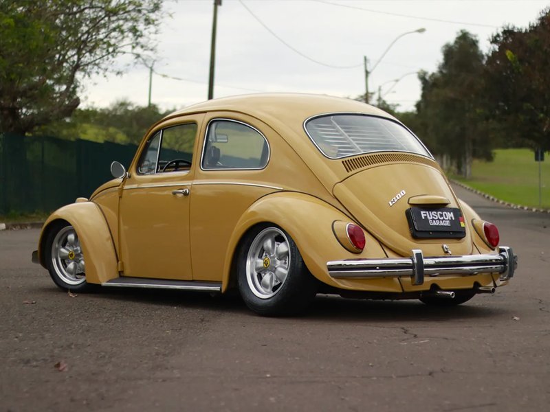 Fusca 1972 visto de traseira com suspensão baixa